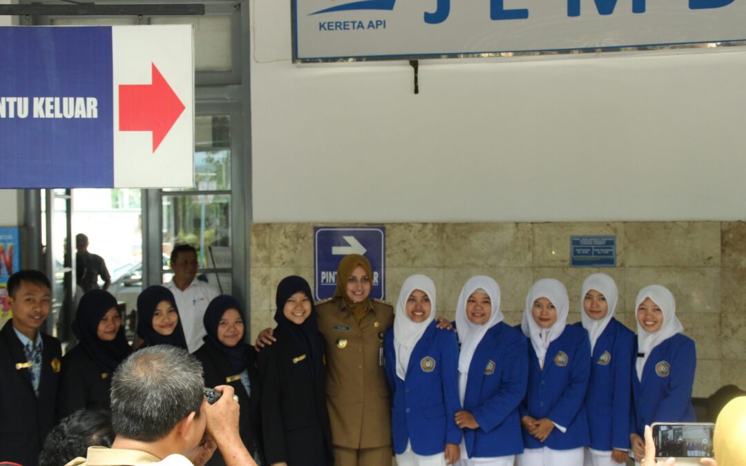 MAHASISWA PSIK IKUT MENJADI RELAWAN PEKAN IMUNISASI POLIO NASIONAL 2016