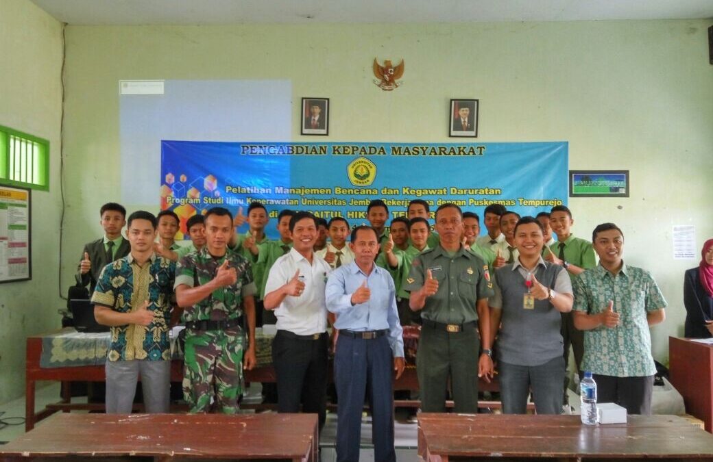 PSIK UNIVERSITAS JEMBER GELAR PELATIHAN MANAJEMEN BENCANA DAN KEGAWATDARURATAN  DI SMK BAITUL HIKMAH  TEMPUREJO.
