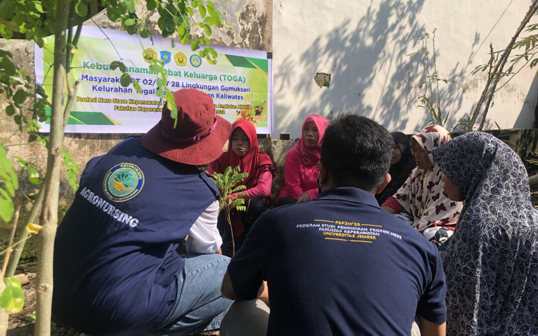 Mahasiswa dan Dosen Fkep UNEJ ajak masyarakat menanam TOGA