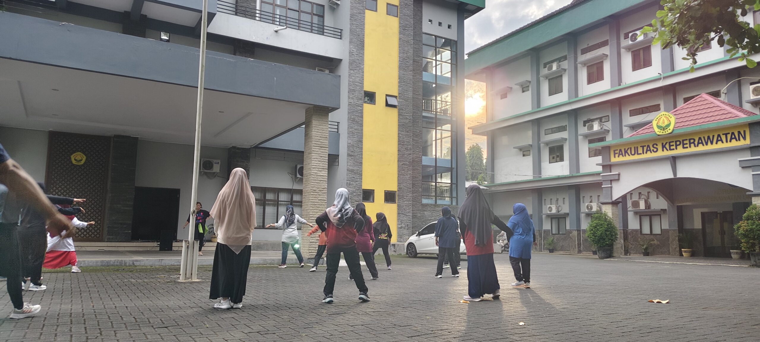 Semangat Pagi dan Gaya Hidup Sehat: Fakultas Keperawatan Gelar Senam Sehat Bersama