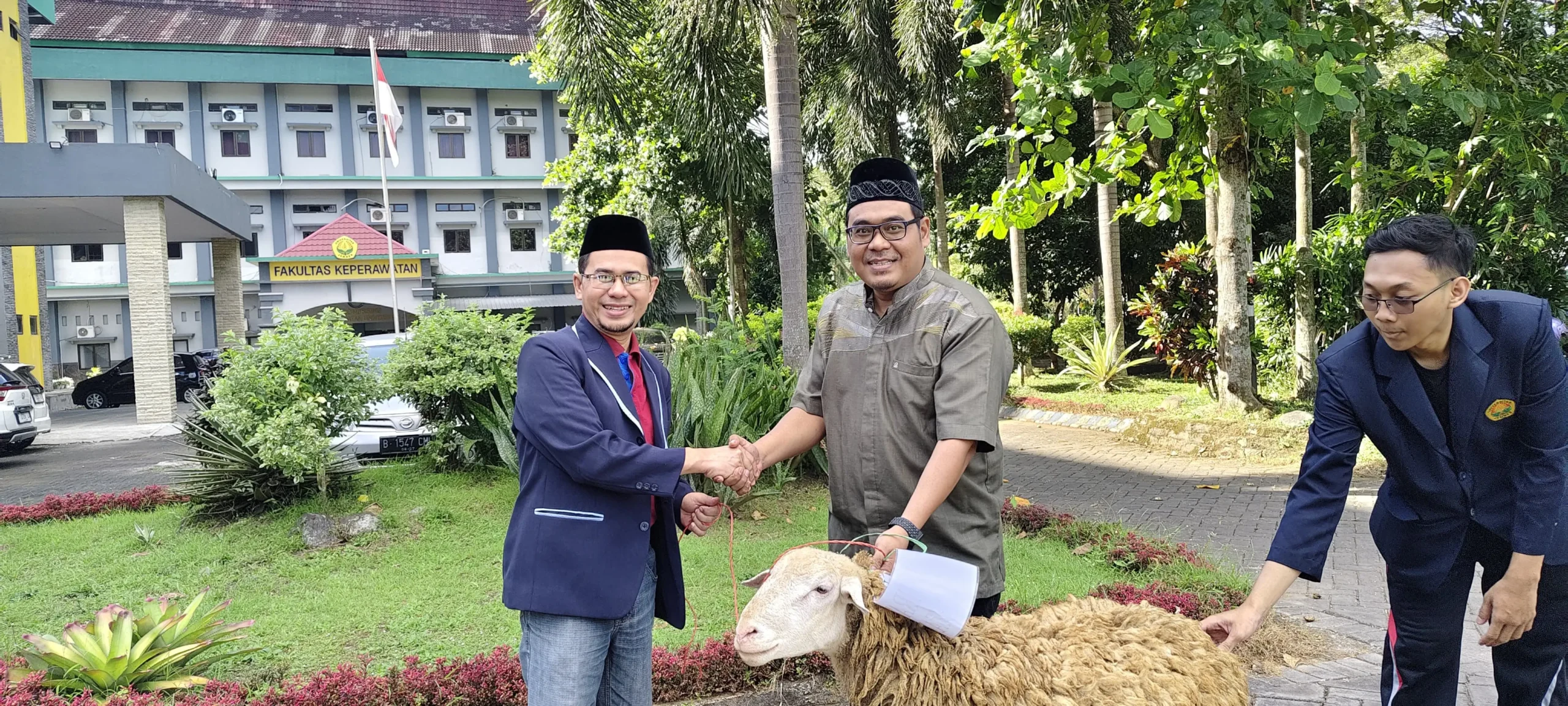 Integrasi Iman, Ilmu, dan Kepedulian Sosial: Civitas Akademika Fakultas Keperawatan UNEJ Tebar Kebaikan di Momen Idul Adha 1466 Hijriah