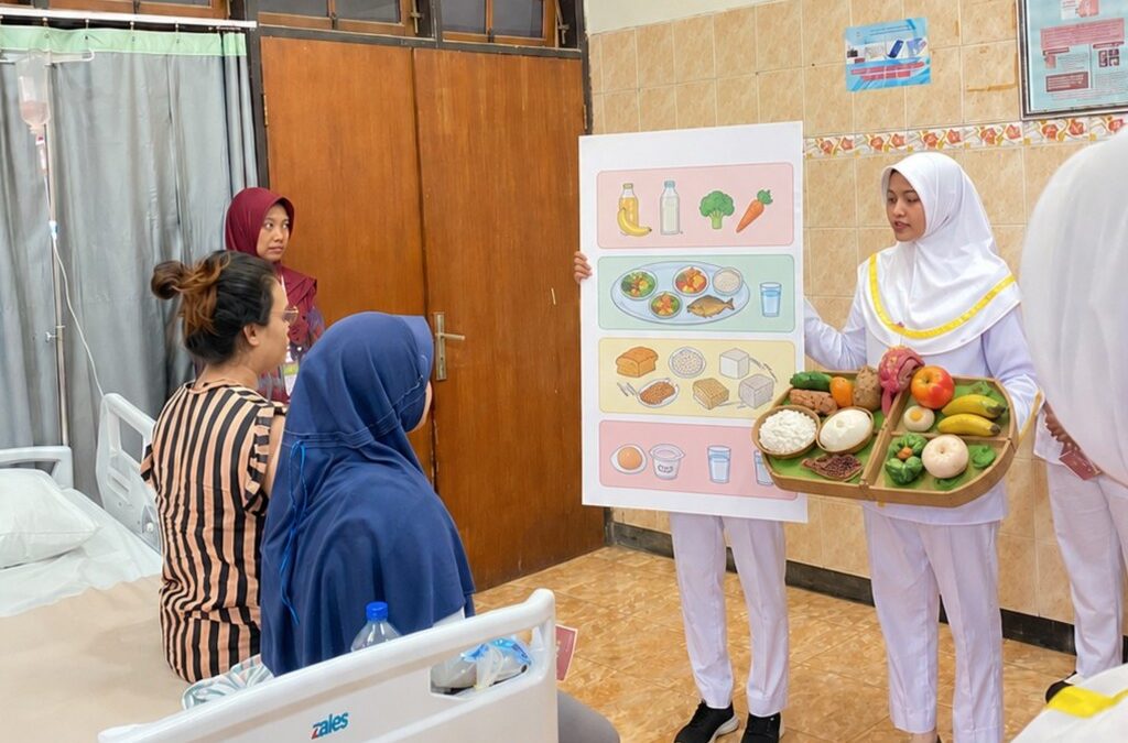 TIM PENGABDIAN MASYARAKAT KELOMPOK RISET GARUDA LAKSANAKAN PROGRAM MINDFUL EATING-DM UNTUK MENINGKATKAN KEPATUHAN DIET PASIEN DIABETES MELLITUS DI RSUD DR. R. SOEDARSONO KOTA PASURUAN