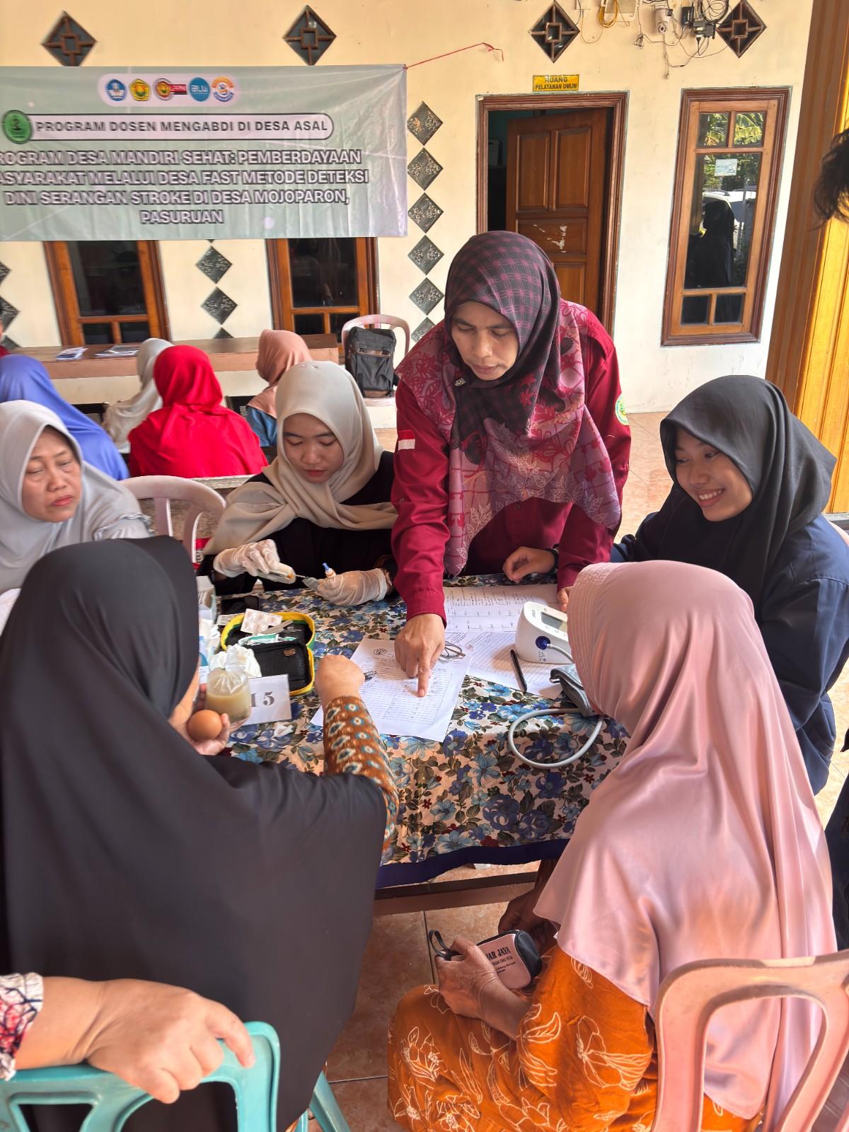 EDUKASI PENYAKIT DEGENERATIF DAN SKRINING FAKTOR RISIKO STROKE TINGKATKAN KESADARAN WARGA DESA MOJOPARON