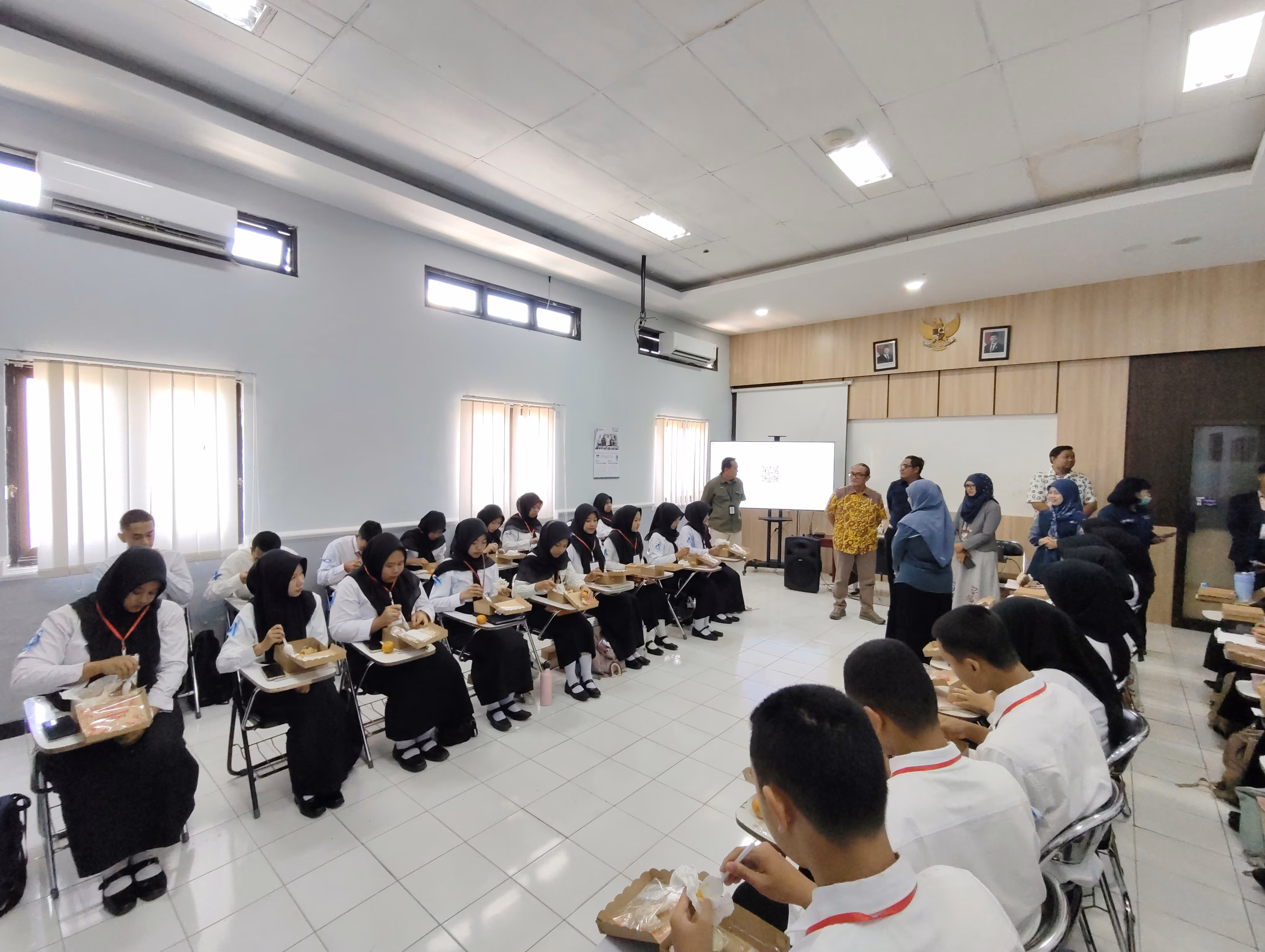 Wakil Rektor III dan Ketua Senat UNEJ Tinjau PKKMB Fakultas Keperawatan